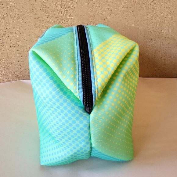 Clinique Green and Yellow Cosmetic Bag - Picture 4 of 6